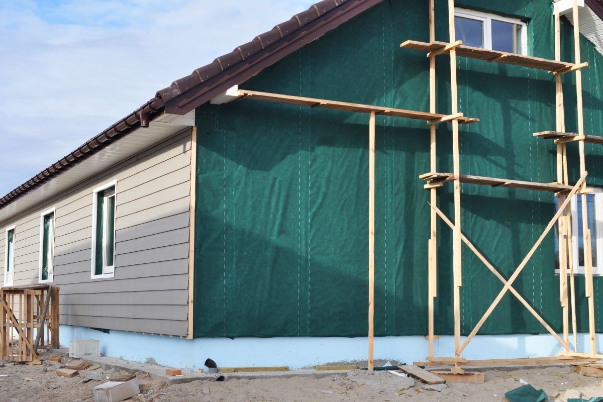 Vinyl Siding vs. Fiber Cement: A Homeowner’s Guide to Maximizing Value