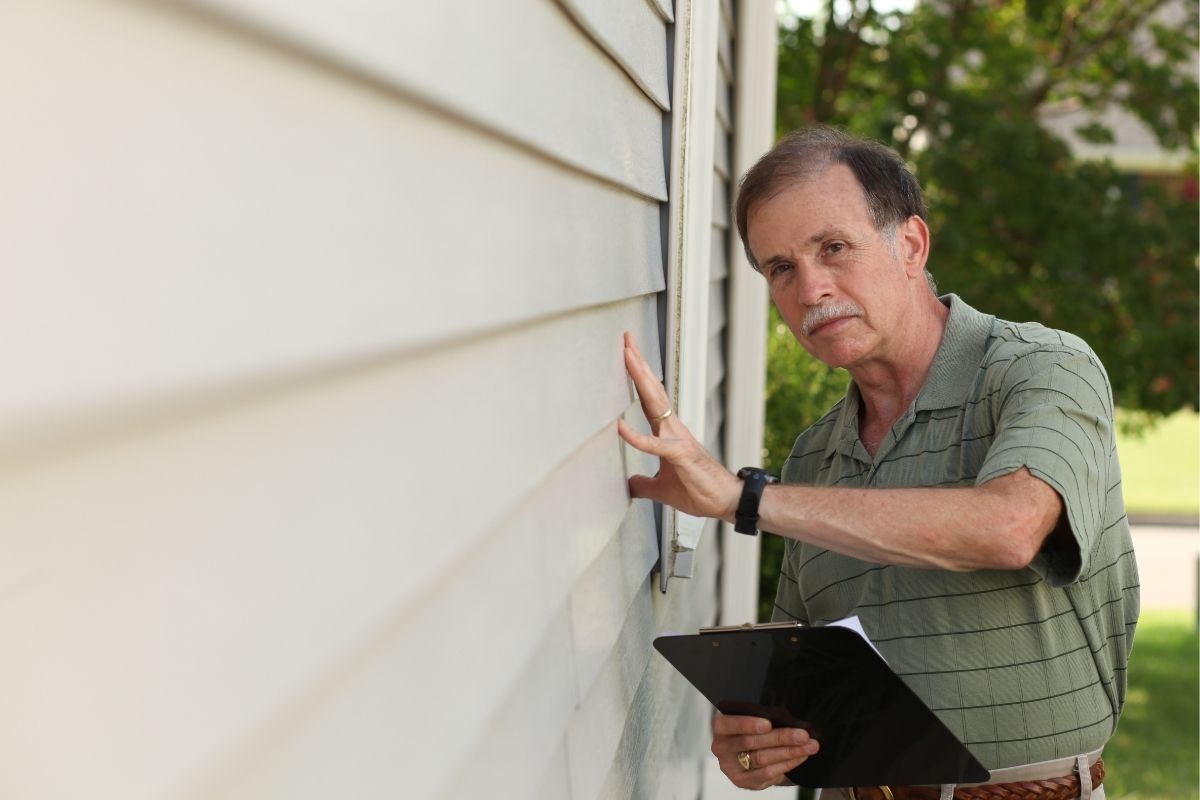 Vinyl Siding vs. Fiber Cement: A Homeowner’s Guide to Maximizing Value